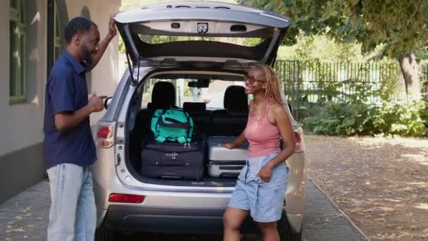 Married Couple Talking Summer Holiday Car While Talking Departure Hour — Wideo stockowe