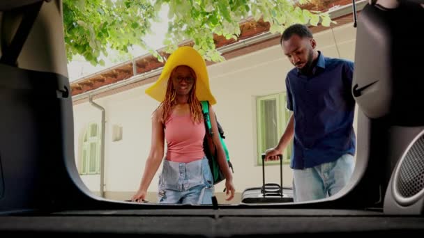 Африканська Американська Пара Завантажує Багаж Багажник Автомобіля Під Час Шлюбної — стокове відео
