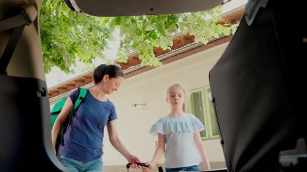 People Loading Vehicle Baggage Trolleys While Going Citybreak Journey Mother — Αρχείο Βίντεο