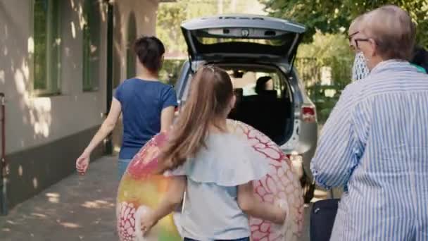 Family Loading Voyage Luggage Car Trunk While Getting Ready Citybreak — Video