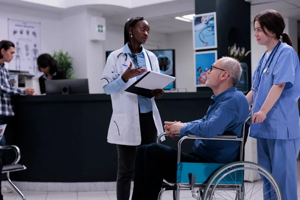 African American Medic Holding Clipboard Medical Data Talking Nurse Senior — Stockfoto