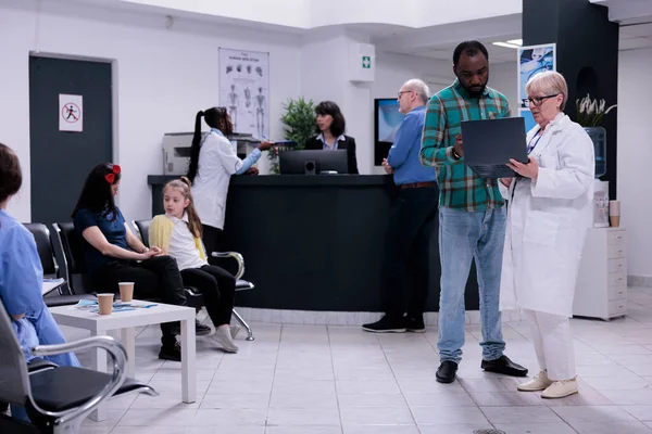Senior Medic Holding Laptop Lab Results Talking African American Patient — Foto de Stock