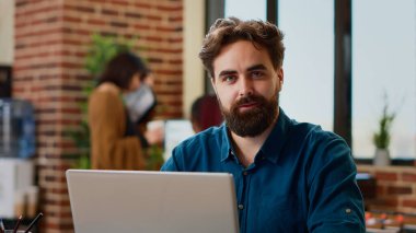 Şirket çalışanı proje raporunun grafikleri ve çevrimiçi verileri ile portresi, bilgiyle e-posta göndermek için dizüstü bilgisayar kullanıyor. Araştırma analizi ile iş sunumu üzerinde çalışıyoruz.