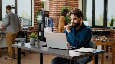 Ofis çalışanı dizüstü bilgisayardaki çizelgelerle başlangıç sunumu yapmayı planlıyor, bilgiyi analiz ediyor ve bilgisayardaki netowkring 'i inceliyor. Araştırma verileriyle birlikte iş raporu planı üzerinde çalışan erkek çalışanlar.