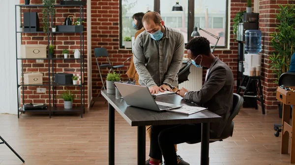 Business Men Face Mask Doing Teamwork Startup Project Working Data — Stockfoto