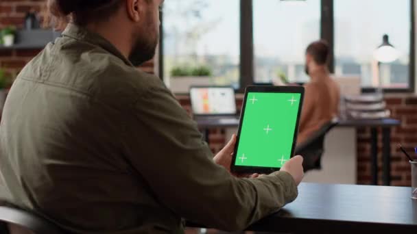 Mannelijke Freelancer Met Digitale Tablet Met Greenscreen Display Zoek Naar — Stockvideo