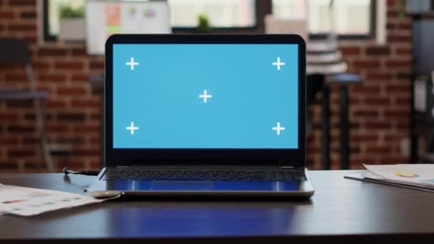 Laptop Mit Greenscreen Hintergrund Startup Arbeitsplatz Leerer Schreibtisch Mit Isoliertem — Stockvideo