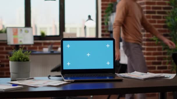 Biuro Korporacyjne Biznesmenami Pracującymi Zielonym Ekranem Laptopie Wykorzystujące Puste Tło — Wideo stockowe