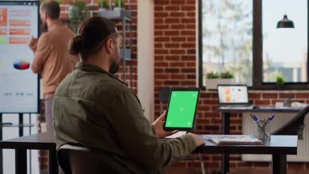 商人在公司的办公室里看带有绿色显示屏的数字平板电脑 使用带有色键背景的隔离空白复制空间模板并在无线小工具上建模 — 图库视频影像