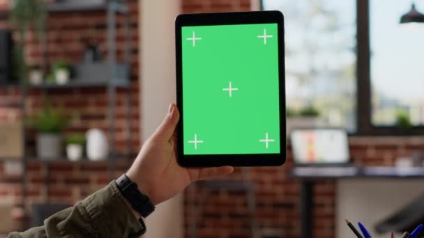 Bedrijf Werknemer Het Bezit Van Digitale Tablet Met Greenscreen Startup — Stockvideo