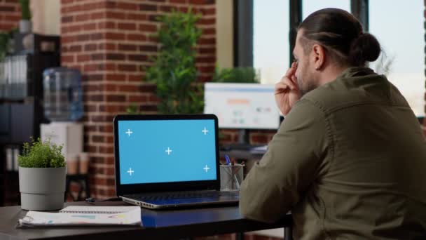 Pensive Karyawan Brainstorming Ide Ide Dan Menggunakan Greenscreen Pada Laptop — Stok Video