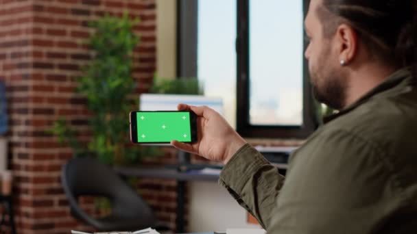 Office Employee Looking Horizontal Greenscreen Smartphone Analyzing Isolated Copyspace Template — Αρχείο Βίντεο