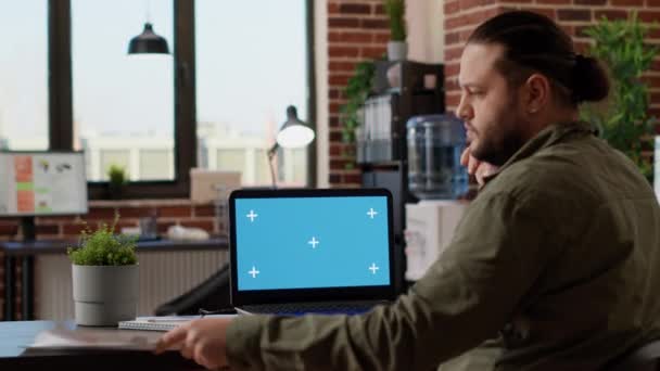 Büroangestellte Schaut Sich Greenscreen Vorlage Auf Laptop Und Arbeitet Start — Stockvideo