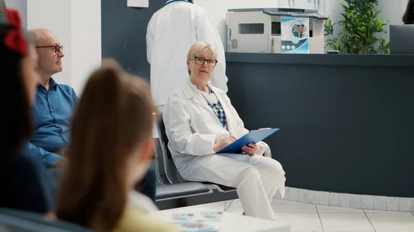 Portrait Senior Medical Specialist Sitting Waiting Area Lobby Healthcare Facility — Stock Photo, Image