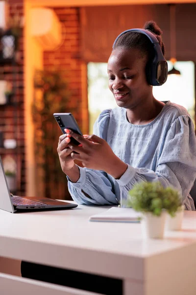 Smiling African American Businesswoman Typing Message Mobile Phone Female Freelancer — стоковое фото