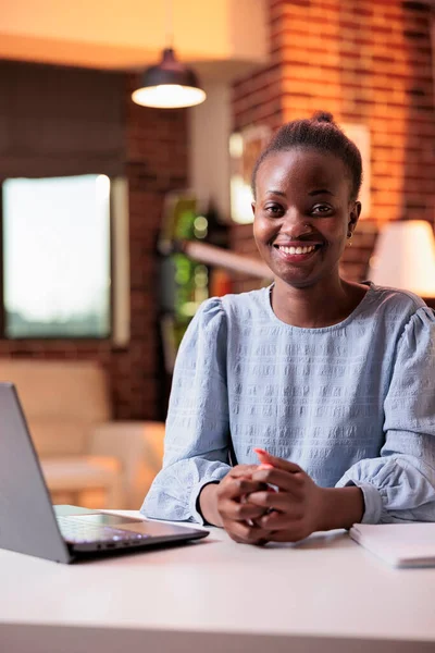 Glimlachende Zakenvrouw Die Werkt Laptop Werkplek Het Thuiskantoor Jonge Afro — Stockfoto