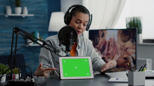 Influencer Studio Promoting Product Tablet Green Screen Display Social Media — Stok video