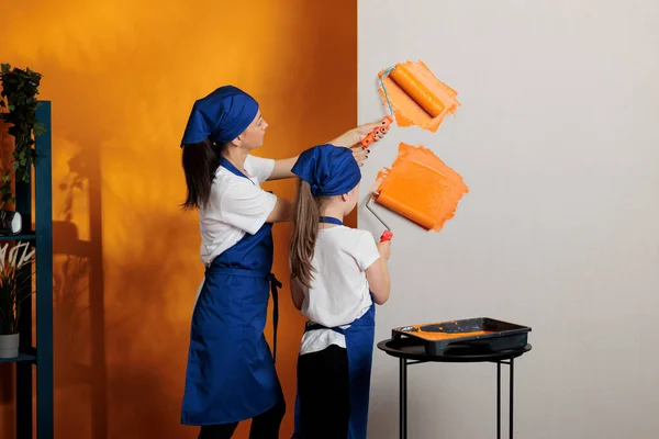 Mother Little Girl Painting Orange Walls Doing Housework Renovation Paint — Stockfoto