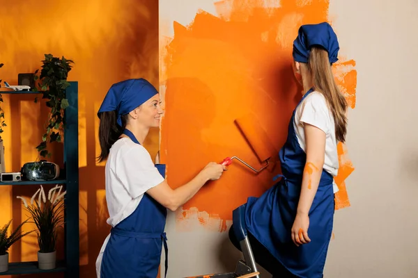 Cheerful People Using Orange Color Paint Apartment Walls Painting Home — Fotografia de Stock