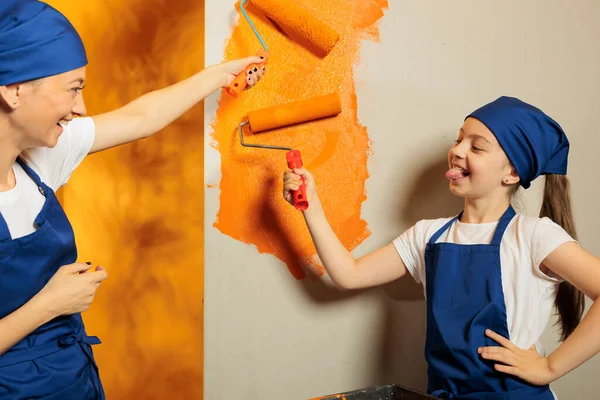 Mother Kid Having Fun Painting Orange Color Paint Apartment Room — 스톡 사진