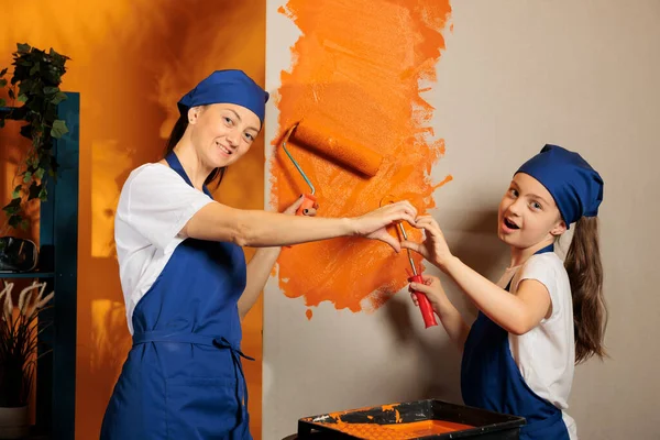 Mom Kid Donig Heart Shape Sign Using Orange Paint Color — Stockfoto