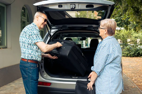 Aged Couple Putting Bags Vehicle Trunk Leave Retirement Holiday Trip — Zdjęcie stockowe