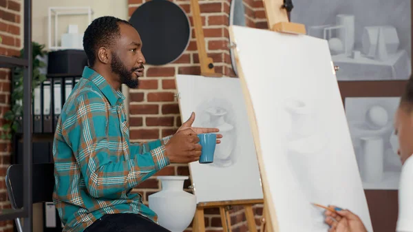 Joven Profesor Explicando Habilidades Dibujo Clase Arte Con Estudiantes Creativos —  Fotos de Stock