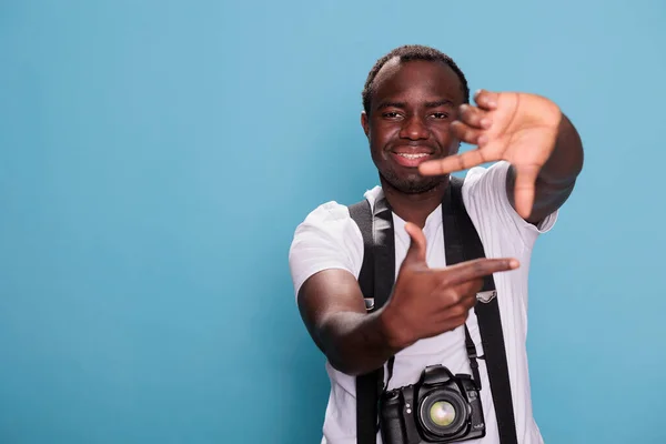 Happy African American Photographer Doing Frame Hand Gesture Fingers While —  Fotos de Stock