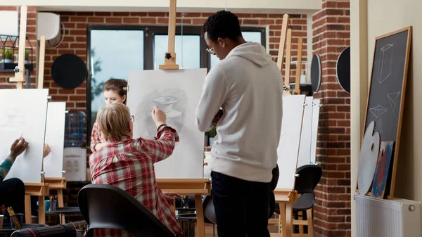 Homme Femme Donnant Des Conseils Étudiant Aîné Classe Art Dessin — Photo