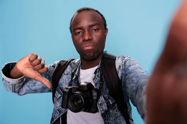 African American Photography Enthusiast Dslr Device Showing Thumbs Hand Gesture — Φωτογραφία Αρχείου