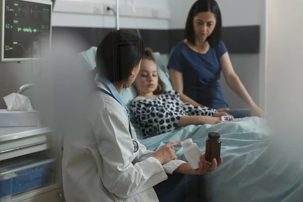 Doctor Expert Recommending Antibiotics Ill Kid Sickness Hospitalized Children Healthcare — Stockfoto