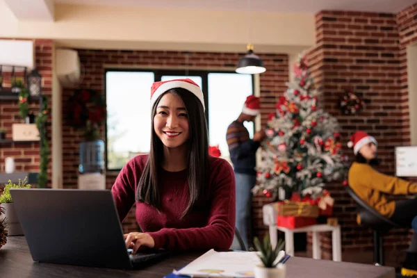 Portrait Asian Woman Working Christmas Eve Business Office Decorated Festive — Foto de Stock