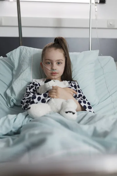 Sick Little Girl Treatment Wearing Oxygen Tube While Holding Plush — Stockfoto