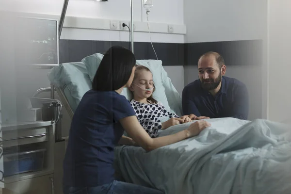 Considerate Parents Sitting Hospitalized Sick Little Daughter Children Healthcare Facility — Stok fotoğraf