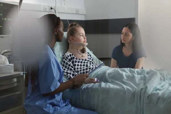 Girl Fractured Neck Discussing Mother While Nurse Examining Injury Daughter —  Fotos de Stock