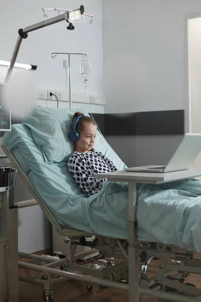 Little Patient Girl Treatment Resting Bed Hospital Pediatrics Ward Room — ストック写真