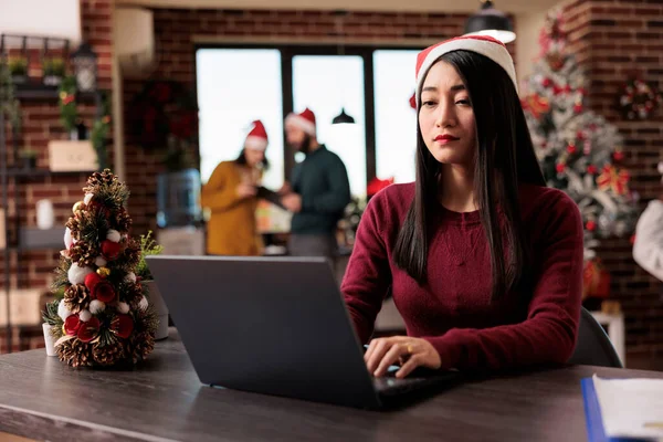 Female Employee Santa Hat Office Job Working Laptop Workplace Decorated — Stock fotografie