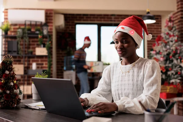 African American Woman Santa Hat Working Business Office Christmas Tree — Stok fotoğraf