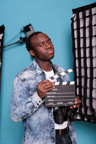 Confident Producer Studio Having Clapperboard While Standing Professional Production Equipment — Stockfoto