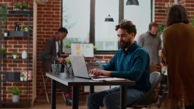 Şirket çalışanı doküman ve ekrandaki bilgileri analiz ediyor, profesyonel e-postayı yöneticiye göndermek için dizüstü bilgisayar kullanıyor. Veri raporu oluşturmak için beyin fırtınası yapan erkek çalışanlar.