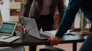İş adamları iş raporlarını veri tabloları ve grafiklerle planlamak, araştırma bilgilerini analiz ederek başarılı bir proje yaratmak için beyin fırtınası yapıyorlar. Ofis ortaklığı ve işbirliği.