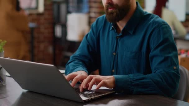 Business Man Brainstorming Ideas Plan Data Research Using Laptop Send — Vídeos de Stock