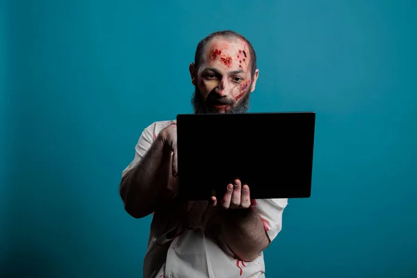 Опасный Монстр Хэллоуина Просматривающий Интернет Ноутбуке Перед Камерой Держащий Компьютер — стоковое фото