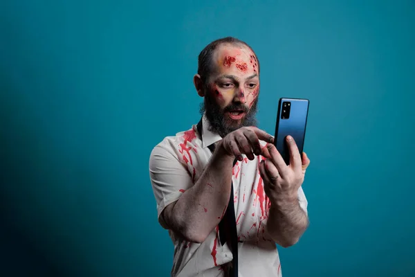 Eerie Ugly Monster Using Smartphone App Front Studio Camera Acting —  Fotos de Stock