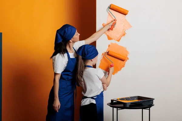 Woman Young Girl Painting Orange Walls Doing Housework Renovation Paint — Fotografia de Stock
