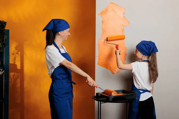 Mother Girl Painting Orange Walls Roller Bursh Tools Renovate Apartment — Stockfoto