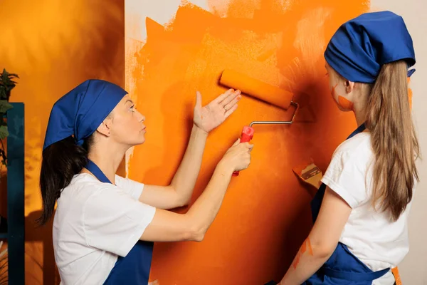 Μικρή Οικογένεια Αλλάζει Χρώμα Του Τοίχου Πορτοκαλί Χρώμα Κονσέρβα Κάνει — Φωτογραφία Αρχείου
