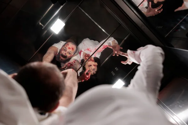 Ходить Мёртвыми Злобными Трупами Лифте Кровавыми Ранами Охотиться Людей Офисе — стоковое фото