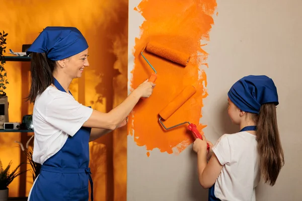 Mother Child Using Orange Paint House Walls Renovate Apartment Room — Stockfoto