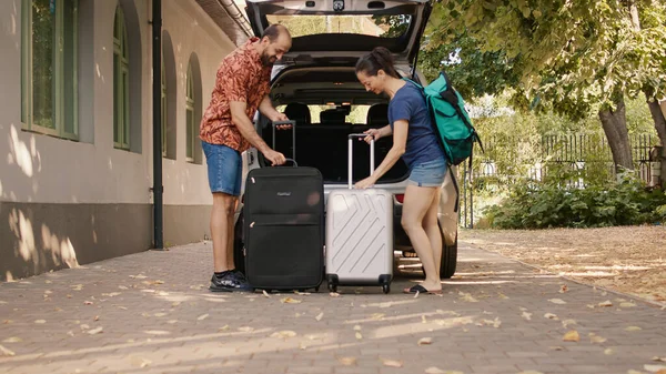 Couple Loading Vehicle Trunk Luggage While Going Marriage Anniversary Holiday — Stockfoto